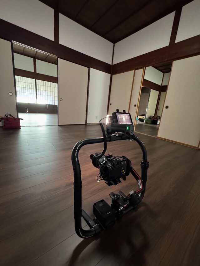 ちょっと前になりますが、1年半かけて築90年のお家をリホームする動画を作らせていただきました。
90年前の立派な柱のお家が今風の床暖房のあるお家に、でも、昔の柱や梁を残しリノベーションするデザイナー様、職人様の姿に感動した作品になりました。

#リノベーション　#建築　#古民家リノベーション